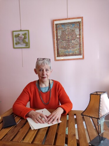 Svetlana assise au bureau de son cabinet de praticienne